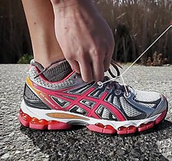 ASICS 亚瑟士 GEL-Nimbus 15 Running Shoe 女款顶级避震慢跑鞋