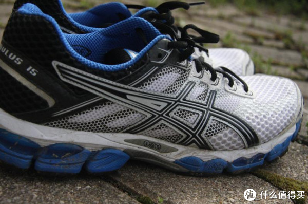 ASICS 亚瑟士 GEL-Cumulus 15 次旗舰 男款缓震跑步鞋