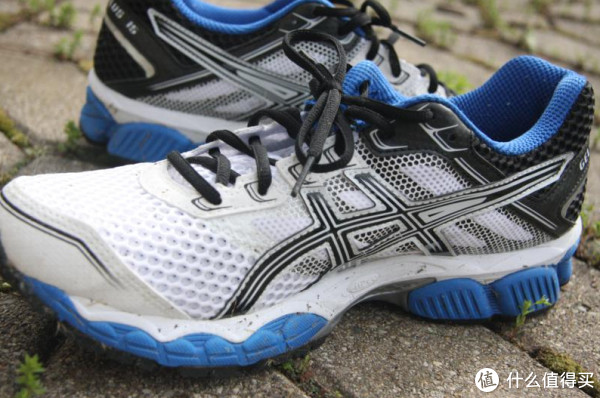 ASICS 亚瑟士 GEL-Cumulus 15 次旗舰 男款缓震跑步鞋