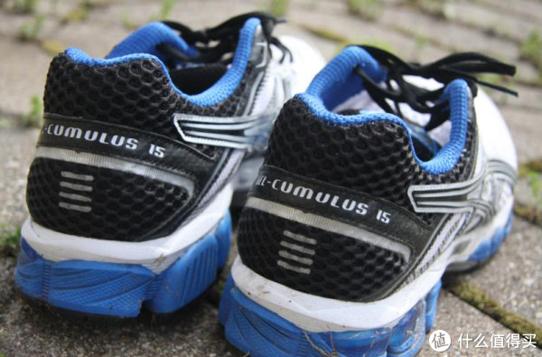 ASICS 亚瑟士 GEL-Cumulus 15 次旗舰 男款缓震跑步鞋