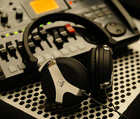 AKG 爱科技 K81DJ 便携折叠式头戴耳机