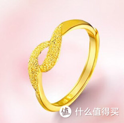 周大福 黄金绕花光沙丝带千足金订婚戒指 女款婚戒F42936  2.46克