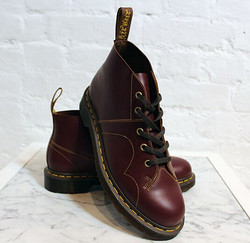 Dr. Martens Church 复古中性短靴