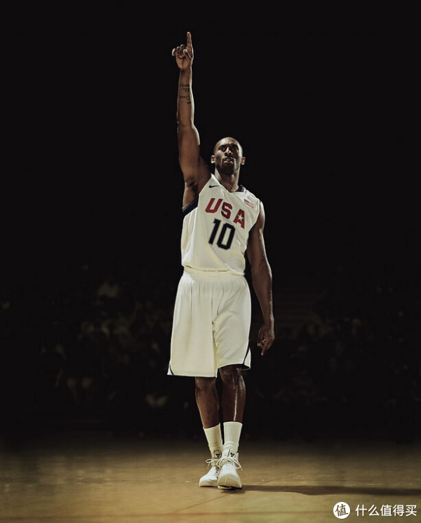 依然是紫金加身,来年就要和属于他的湖人队说再见了,科比粉丝不要错过