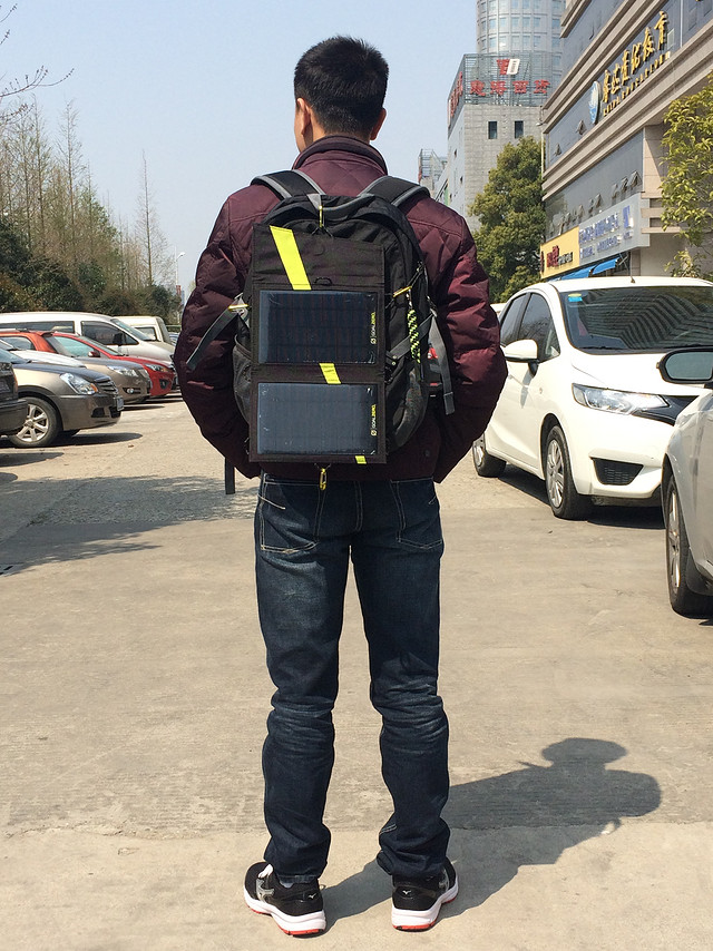 外观设计可谓精美,功能设计也是兼具创意,折叠后尺寸和书本大小。