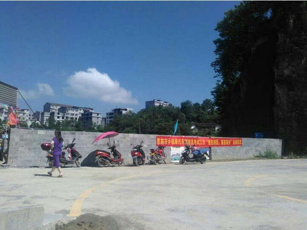 质感非常好.稳定性也很完美.小巧轻便,白天画质还可以,旅游必备