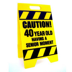 BigMouth 印有“警告！一个四十岁的人患上了老年失忆症”的标志牌