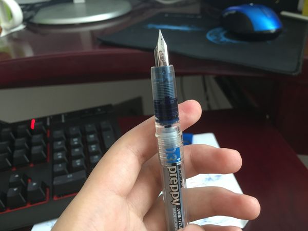 轻便， 笔尖薄所以较软弹，便宜