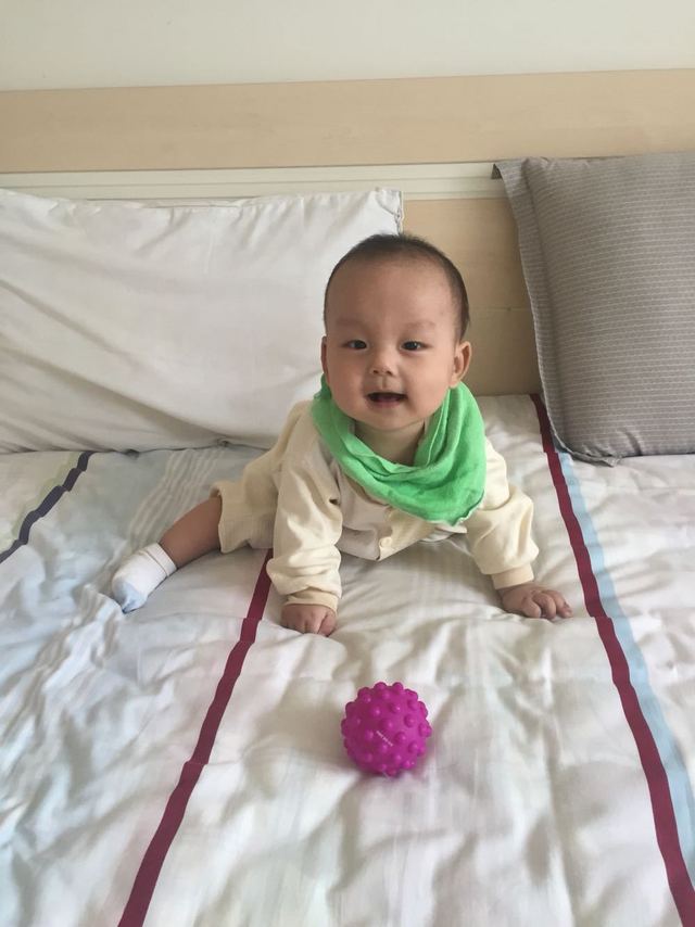 长牙的宝宝最喜欢黄色奶头球