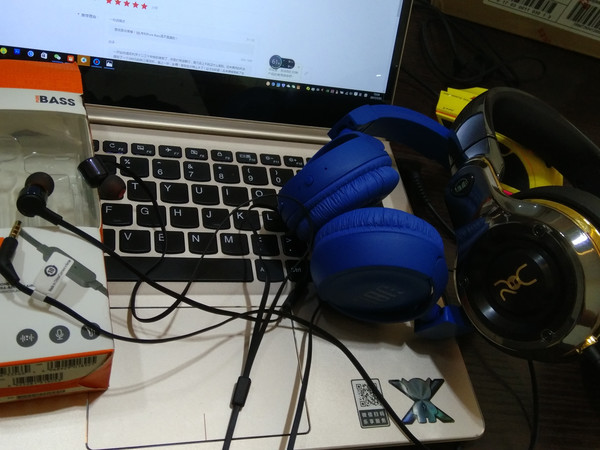 高频清亮，低频下潜清晰无浑浊感。400元以内入门款耳机内的佼佼者