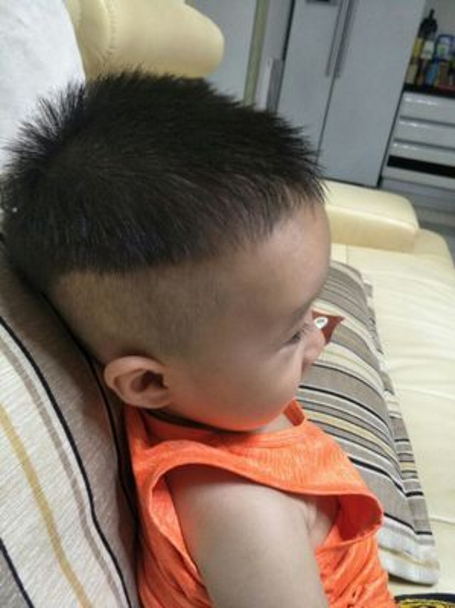 现在理发贵，买一个自己来！