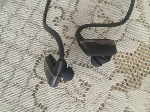 W430BT好戴，稳固不容易掉，不用担心后挂会硬