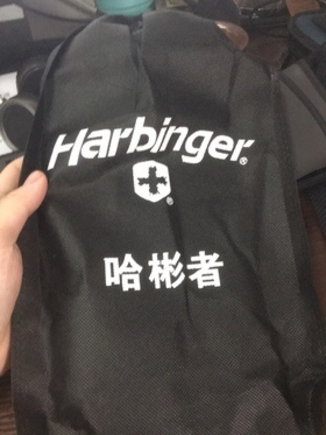 发货非常及时,绝对正版。腕带改进了材料,耐久度大大提升