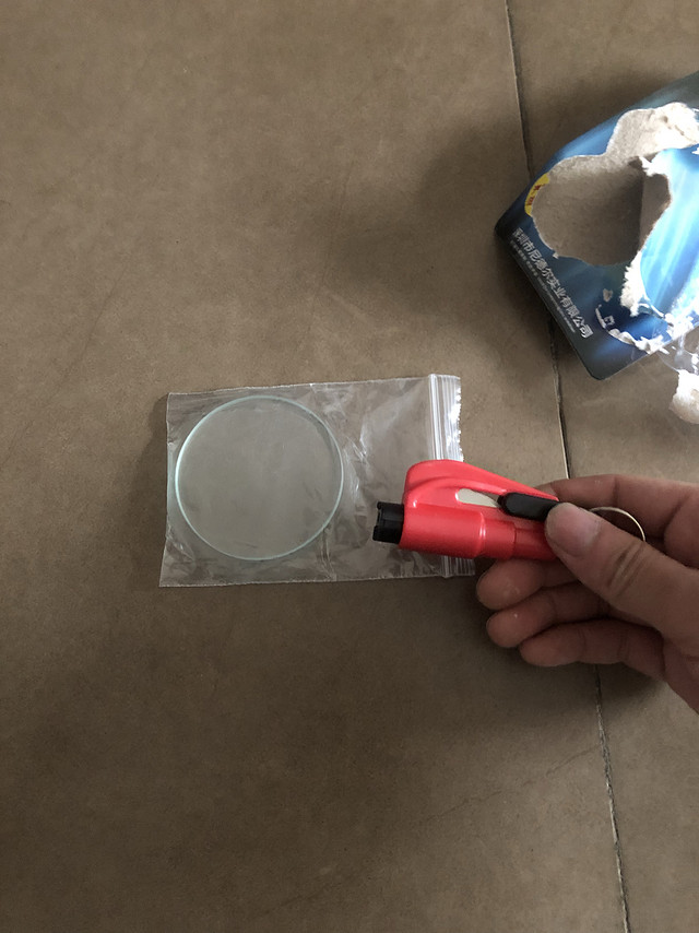 请在车里放一个破窗器，但希望你永远用不上