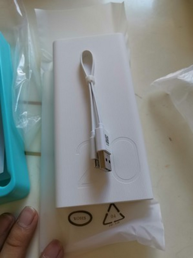 支持快充,整体较厚,性价比一般