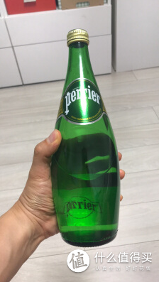 巴黎水起泡饮用水