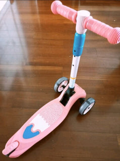 这个滑板车，适合稍微小点的宝宝