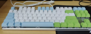 颜色很喜欢，键盘光变色太好看了，真的很不错哦